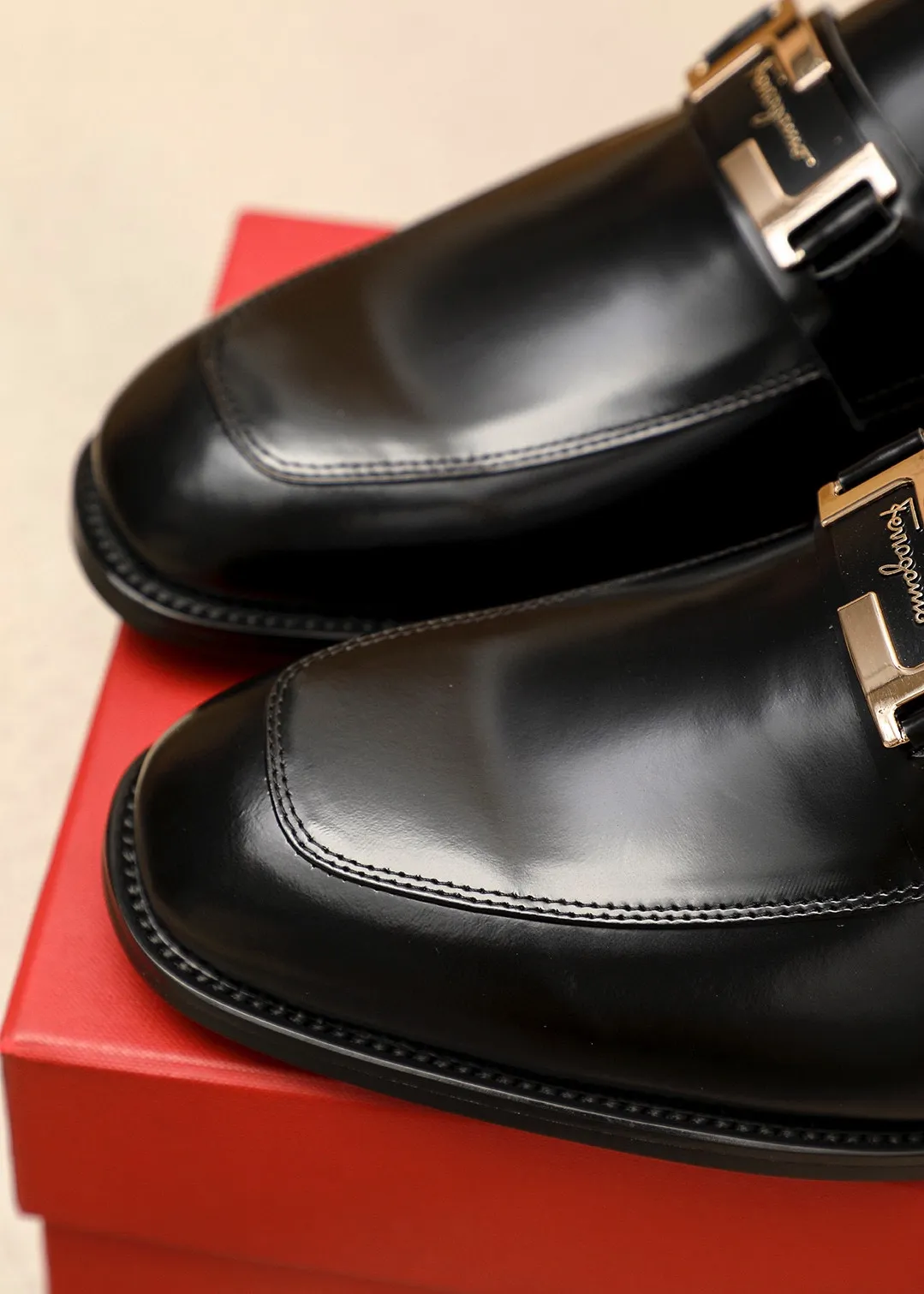 Men's shoes 💰480 💐 Product trademark: Ferragamo "Ferragamo" casual leather shoes Regular size: 38-44 (45.46🉑️customized) Product materials: Selected imported first-layer open-edge beaded cowhide leather upper + luxury hardware buckle, imported water-dyed cowhide leather lining. Strong three-dimensional visual effect, original rubber outsole Color: 2⃣️colors available